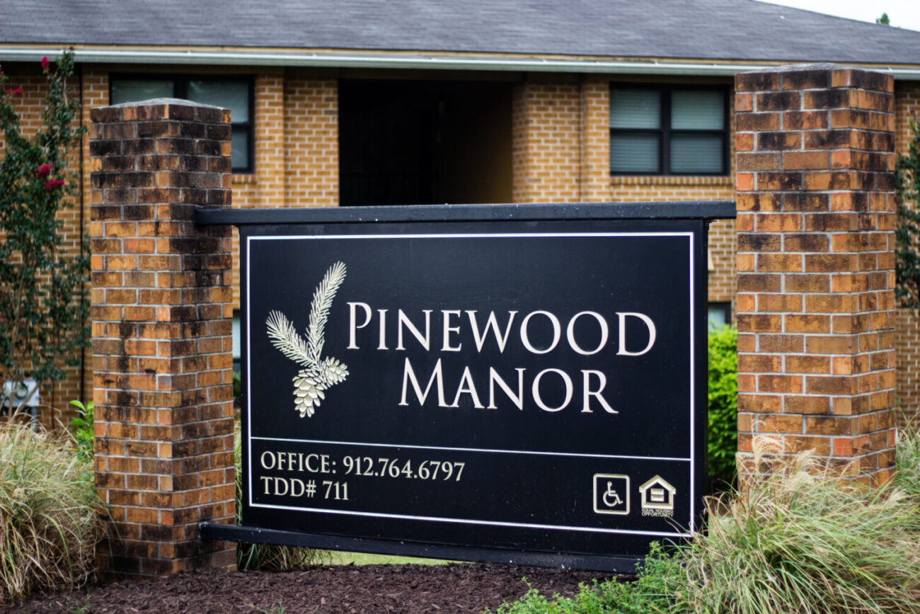 Pinewood Manor Sign